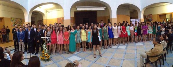 EscolapiasGND's tweet photo. Bueno! Otro año que pasa y otra promoción que se nos va! FELICIDADES ALUMNOS!! http://t.co/LbzBdG1rde