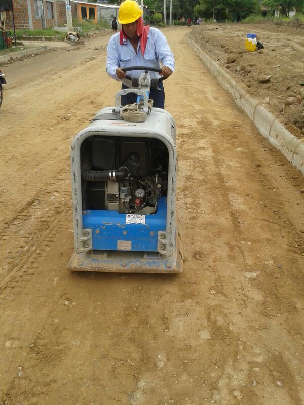 Compactacion en vias con Placa CR8CCD (7,4 tons de fuerza) barrio de Neiva, Huila. Supero expectativas (99% densidad)