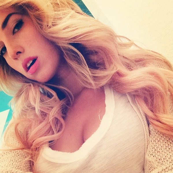 assavenue's tweet photo. Its Friday! #Selfie http://t.co/6XQYVMklIR