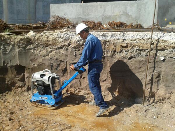 Compactacion en Reserva de la Sierra en Neiva, Huila con Placa CR2 diesel.Relacion tamaño (45x67cm)- fuerza (2,5tons)