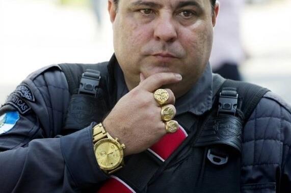 MejoresTwits's tweet photo. CORRUPCIÓN POLICIAL BRASILEÑA, ¿DÓNDE? http://t.co/hqeCGSFRvL