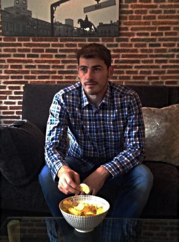 IkerCasillas's tweet photo. Viendo el partido, momento #SomosFútbol ¿Cómo lo estás viendo tu?Mándame tu foto y gana unos guantes firmados por mi! http://t.co/4v8OKSfggz