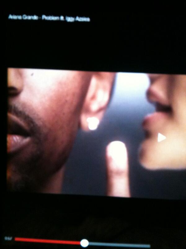 LittlleFairy's tweet image. ARIANA TELLING YOU TO WATCH THE PROBLEM MUSIC VIDEO 💕 
#WatchProblemVideoOnVEVO #ProblemVideoSlays 
#ProblemVideo