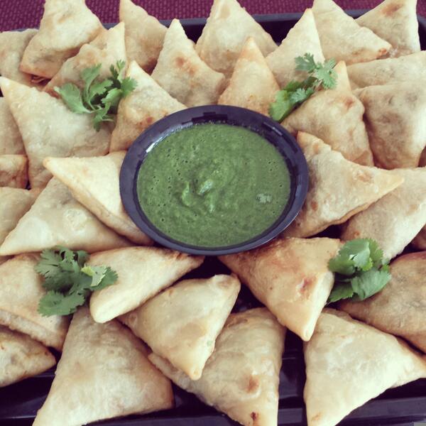 InikaFoods's tweet photo. Vegan Samosas with Cilantro Chutney http://t.co/mkAUjg5Y4c