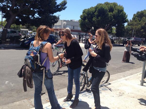kathmandu2005's tweet photo. #MarianneWilliamson & #ShareNecessities are talking to #homeless in #venice passing out #water #hygiene #congress http://t.co/1LNwAiDCNV