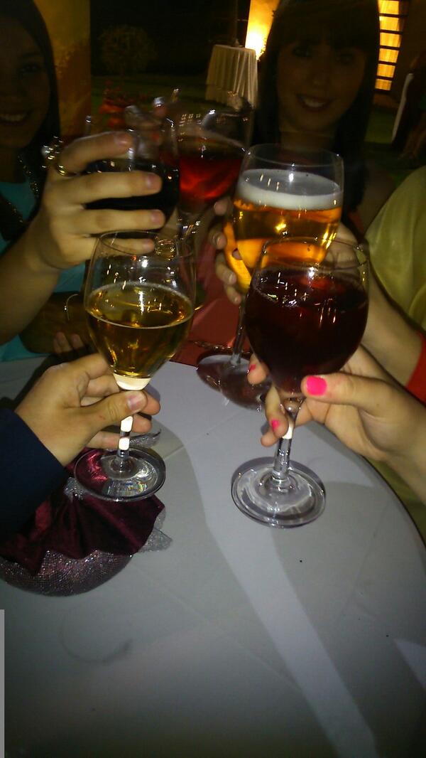 josedavidar1's tweet photo. Brindis por estos dos grandes años :) @BeaBaaena @nieveslama @eviitatapo @MaariaMoreno http://t.co/k8c8HuhX04