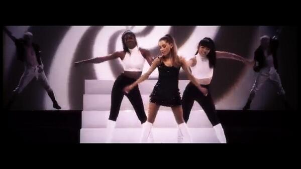 itstimedragons's tweet image. Olha as penas jfjgkfjk #ProblemVideoOnVevo