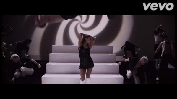 simpforarix's tweet image. The sass tho 💁👌 #ProbemVideo @ArianaGrande