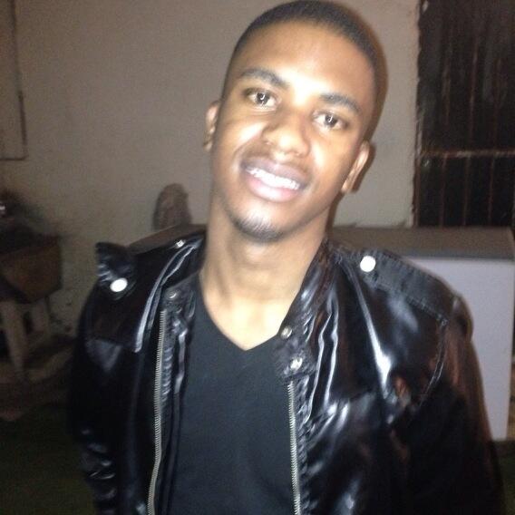ukhozi_fm's tweet photo. VinceDaMajor ukhona uzoba ndoda #Ukhozi54 #Y2k via @VinceDaMajor http://t.co/OJOlTTOzRJ