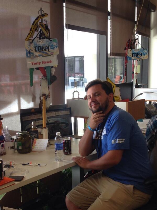 alexd's tweet image. Visiting zappos ! I found a great desk #zappostour