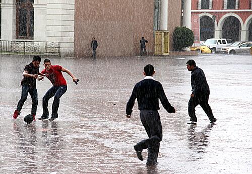 MotivacionesF's tweet photo. RT Si has jugado al fútbol bajo la lluvia. http://t.co/sIWJXomGNZ