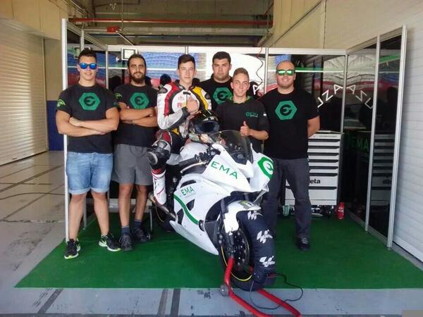 Franmx96's tweet photo. Foto del equipo de la escuela para correr este finde el CAV en jerez.. Un fin de semana redondo!! #Gaaass #R6 http://t.co/eDGvpdH4GH