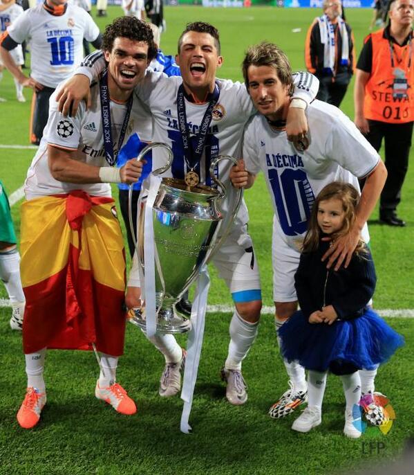 RealMad93's tweet photo. Hemos visto a Pepe celebrar más títulos con esta bandera que Piqué, Alba, Xavi, Puyol,Busquets y Cesc juntos http://t.co/rwtMVY6HRR