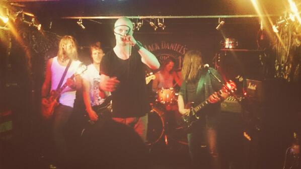 matchboxb's tweet photo. . @FranklinZoo is begonnen in Rockclub the Cave  #Amsterdam http://t.co/loJBqHSAuO