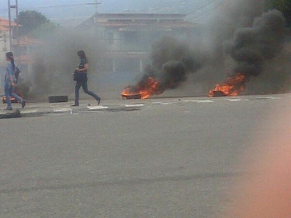 Yengris's tweet photo. “@SoyVnezolano: #UNET #Táchira 3pm #30M http://t.co/cBKK24iubs”@adamayas