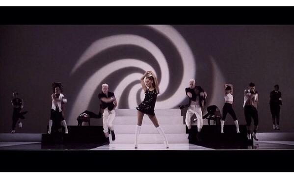 BeverlyHawari's tweet image. #ProblemMusicVideo 👌 She slays 😍💕