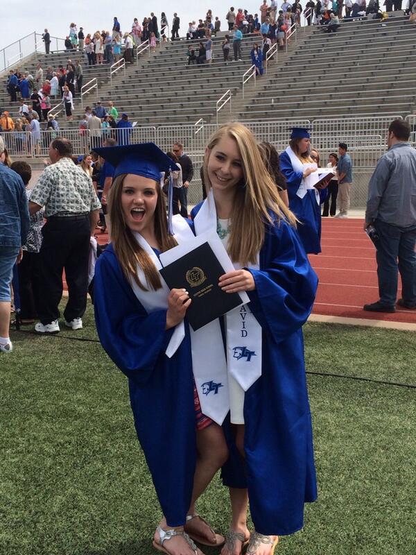 KATIERAY16's tweet photo. YAY!! 🎓🎉😁 http://t.co/TqmUIXCtfX