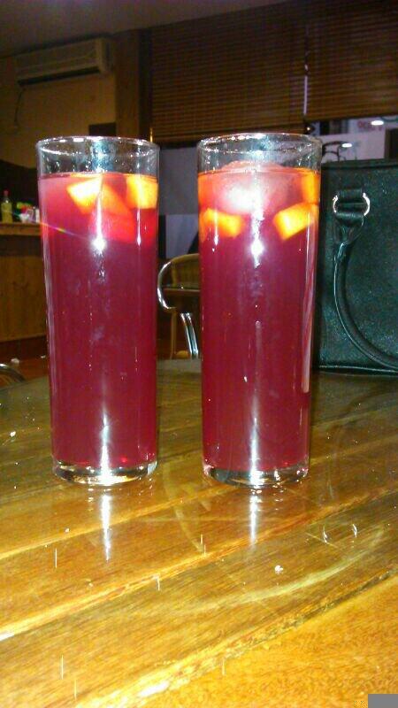 arancha2810's tweet photo. Comenzamos la noche ;) @Rocio_Cerezo http://t.co/W5teBzD3lm