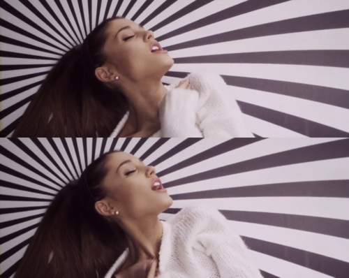 shawnsteinfield's tweet image. A BOCA DA ARIANA NO VIDEOOOO

#problemvideotoday #WatchProblemVideoOnVEVO
