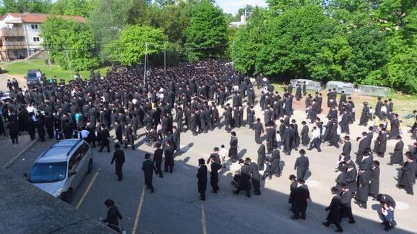 nscommand's tweet image. Large crowd at the Levaya In new square