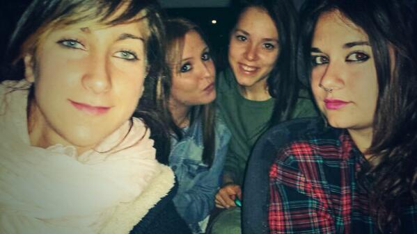 Monikukii's tweet photo. Cada cual peor... Os quiero chiquitas. Hacia falta unas risas de las nuestras :) @vickywit @Evisu92 #Marta http://t.co/iTPE11PwXi
