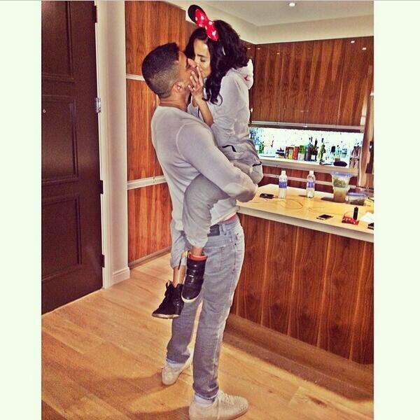 iadorewomen_'s tweet photo. This type of Hug and Kiss 😍🙈 http://t.co/cD929GSmBR