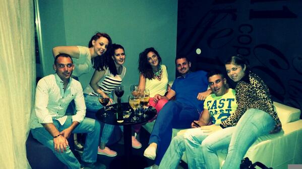 fanirz86's tweet photo. Una rondita masss!!🍷😉😄 @Angy_cruz  @monicaruiz1994  @_peka83  @c_pakito #sonia y moi http://t.co/0jWPgbYcSs