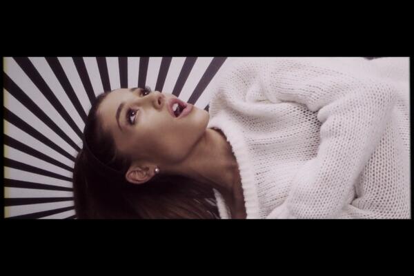 BlEBERSTURN's tweet image. She is so damn perfect @ArianaGrande #ProblemVideoOnVevo