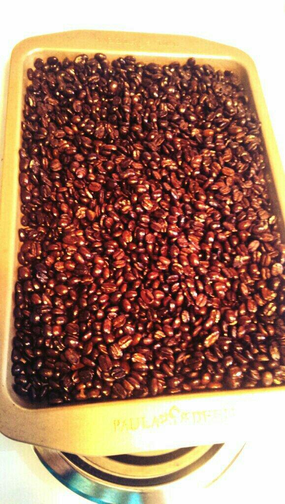 smallscoffee's tweet photo. Hazelnut flavoring coating this Panama Boquete pound #smallscoffee http://t.co/9JGXyXBaOx