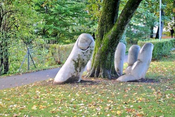 HayQueSaberlo's tweet photo. Maravillosa escultura en Suiza: "La mano protectora". http://t.co/wqUv5PRD73