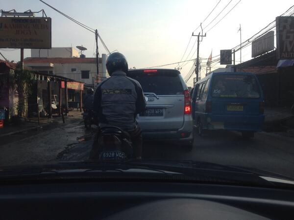 andrianlim's tweet photo. Coba ngapain ini biker ngantri bareng mobil? =)) http://t.co/mp1FmVUmEK