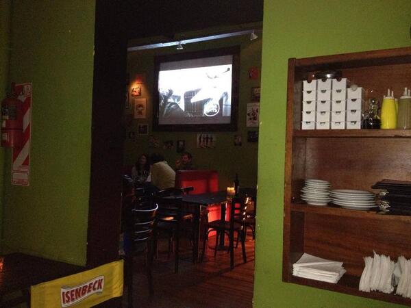 BastaPablo's tweet photo. y de a poco nos estamos preparando para el Mundial. La mesa está lista y la pantalla para ver los partidos también http://t.co/zgL3nqjNVU