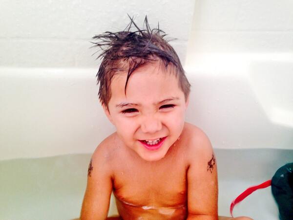 DeviJae_'s tweet photo. Bath time!! http://t.co/0Iei4qJXXj