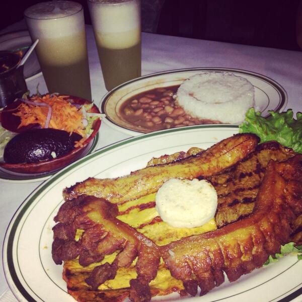 tarsperez's tweet image. Vamos a comer. 👅💦 #beforepractice #inmymouth