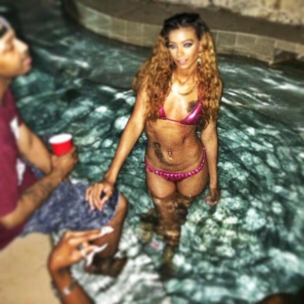 A lil hot tub action 4 yo ass 😁