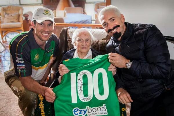 NorthAlburyFNC's tweet photo. Molly Cunningham turned 100 with some special visitors#membersincethestart# seen all 7 premierships @JakeBourke http://t.co/Nz03wSbdqt