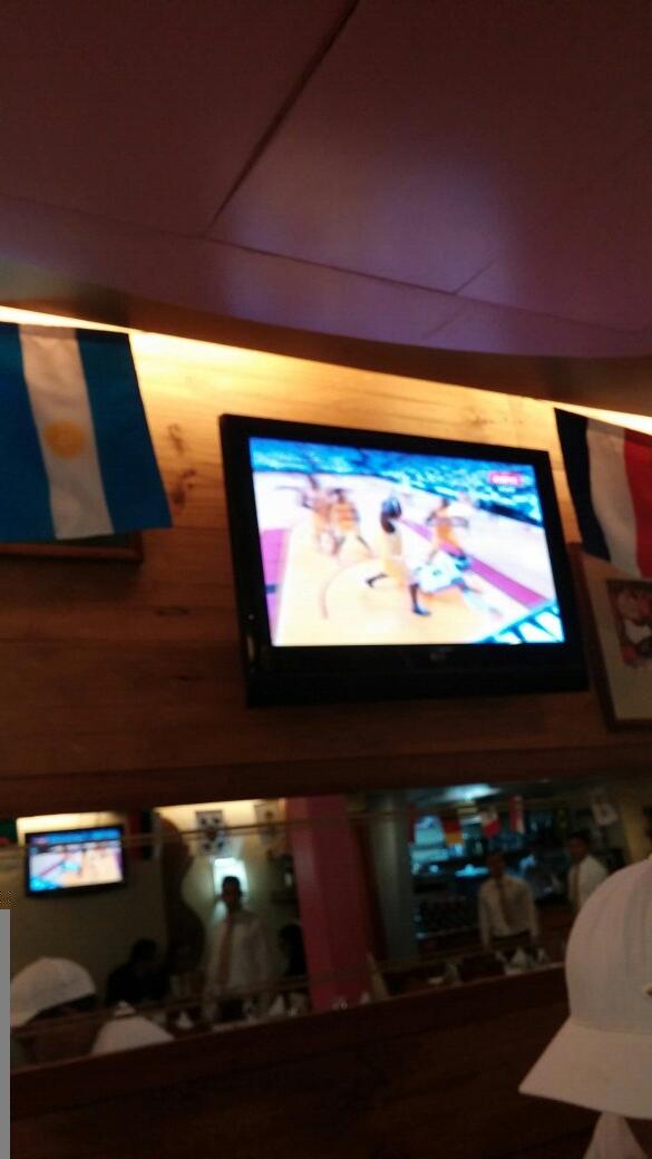 repacell's tweet photo. Les't go miami, disfrutando de este buen juego en @FocacciaVE ccs-venezuela #nbaespn #repacell http://t.co/l9kA8rBQb1