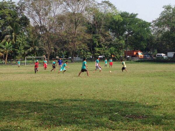 LPAPTNG's tweet photo. Andikpas bermain bola di lapangan rumput depan Lapas, dengan Bpk.Agung Jayadi sebagai wasit http://t.co/ZQOdfGjAjL