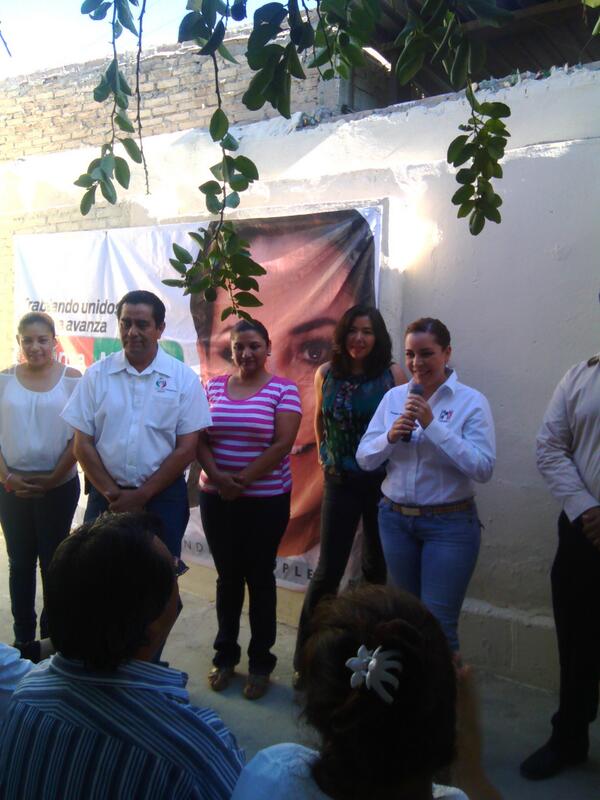 PRImatcoah's tweet photo. con nuestra candidata a diputada @Veronica_mtz en nuestras oficinas @PRImatcoah http://t.co/KuLFZOihOq