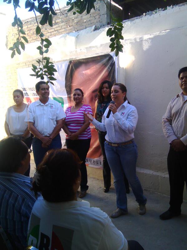 PRImatcoah's tweet photo. con nuestra candidata a diputada @Veronica_mtz en nuestras oficinas @PRImatcoah http://t.co/KuLFZOihOq