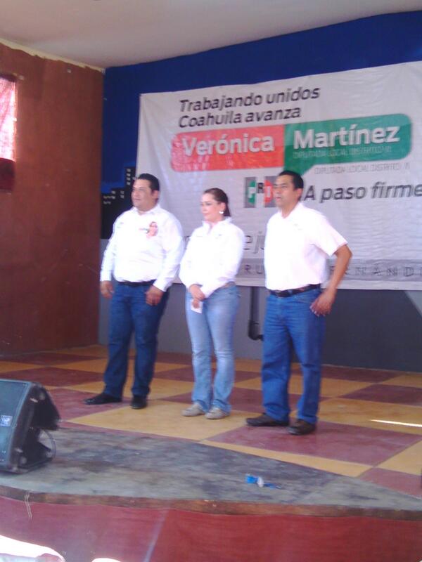 PRImatcoah's tweet photo. con nuestra candidata @Veronica_mtz en el teatro la tallita http://t.co/wk9Tz5xLfY