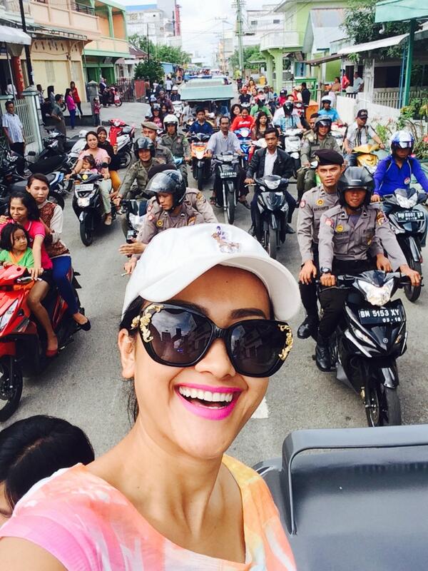 Tyass_kartikaa's tweet photo. Cie kak jupe yang di sambut meriah sama orang meranti"@juliaperrez: Asekkk muter2 pake becak motor di meranti http://t.co/PEhaYgPkFT"