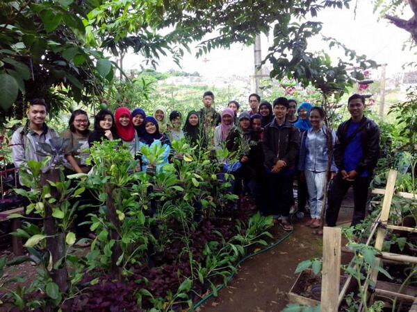 games_berkebun's tweet photo. Stlh bnyak brtnya n brbagi pnglman antara warga n mahasiswa akhrnya knjungan ini ditutup dngn sesi poto bareng .. hhe http://t.co/Uiow6wnfYa