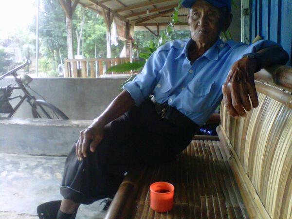 Iyembul's tweet photo. Nemenin si mbah ngopi :D http://t.co/buLTqdgrj4