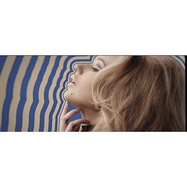 SourceArianaGFR's tweet image. "@arianagrande: #problemvideo 👸💭📺"