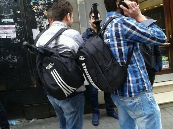 solhaberportalY's tweet photo. İstiklal Caddesi'ndeki sırt çantalı sivil polisler, coplarını gizleyemiyorlar. http://t.co/tgxlmbSu66 http://t.co/6jsigkLWno