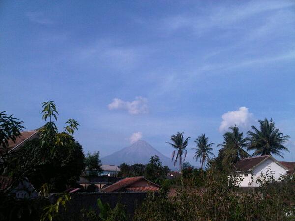 aisianti's tweet photo. 14.57 wib. # Merapi . Semakin megah dln cuara sore yg cerah . http://t.co/D8alxdbGHa