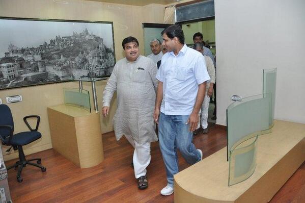 dangarbharat's tweet photo. Proud and unforgettable moments with Road Transport, Highways &amp; Shipping Minister Shri @nitin_gadkari #memoryseries http://t.co/GL6YJ7aAfZ