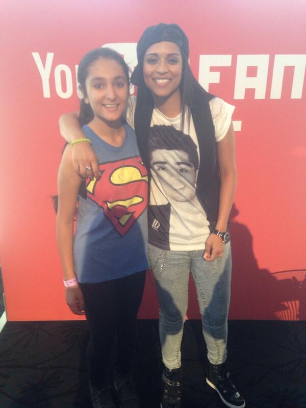 ImSkipsGirl's tweet photo. @IISuperwomanII IT WAS AMAZING MEETING YOU! ILYSM <3333 http://t.co/QiJp79QYoQ