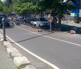 via <a href="/Emergency_EGA/">Emergency Android</a>: Tihang Listrik Roboh dan mengahalangi jalan raya TKM Di jln.P.antasari Jembatan Merah Banjarmasin